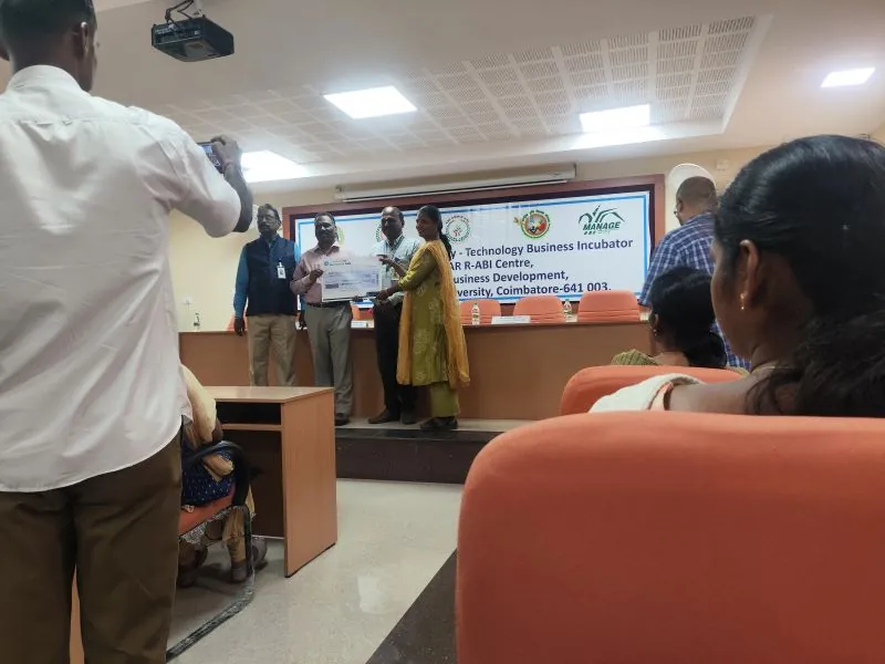 A grantee receiving the RKVY RAFTAAR award on stage