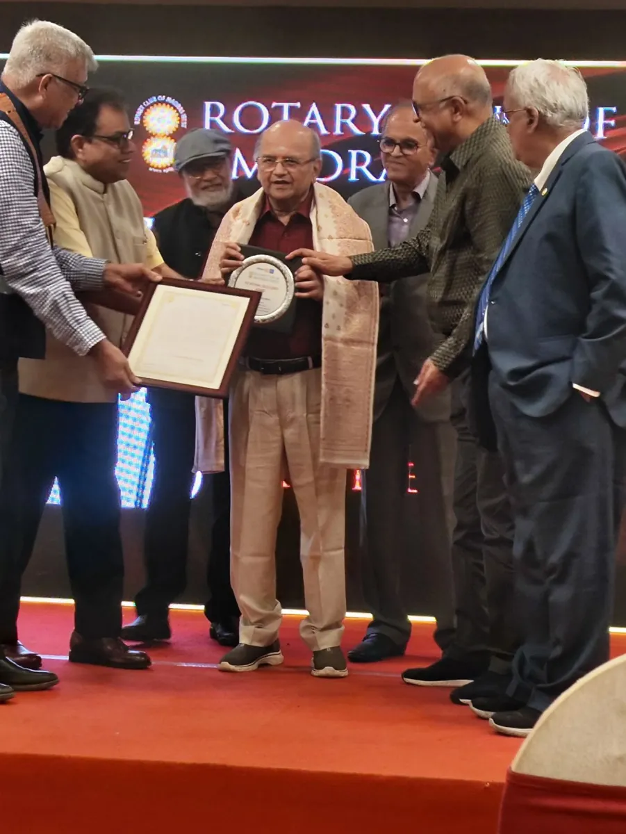 Dr. B. Thanuja receiving the Excellence in Women Empowerment Award